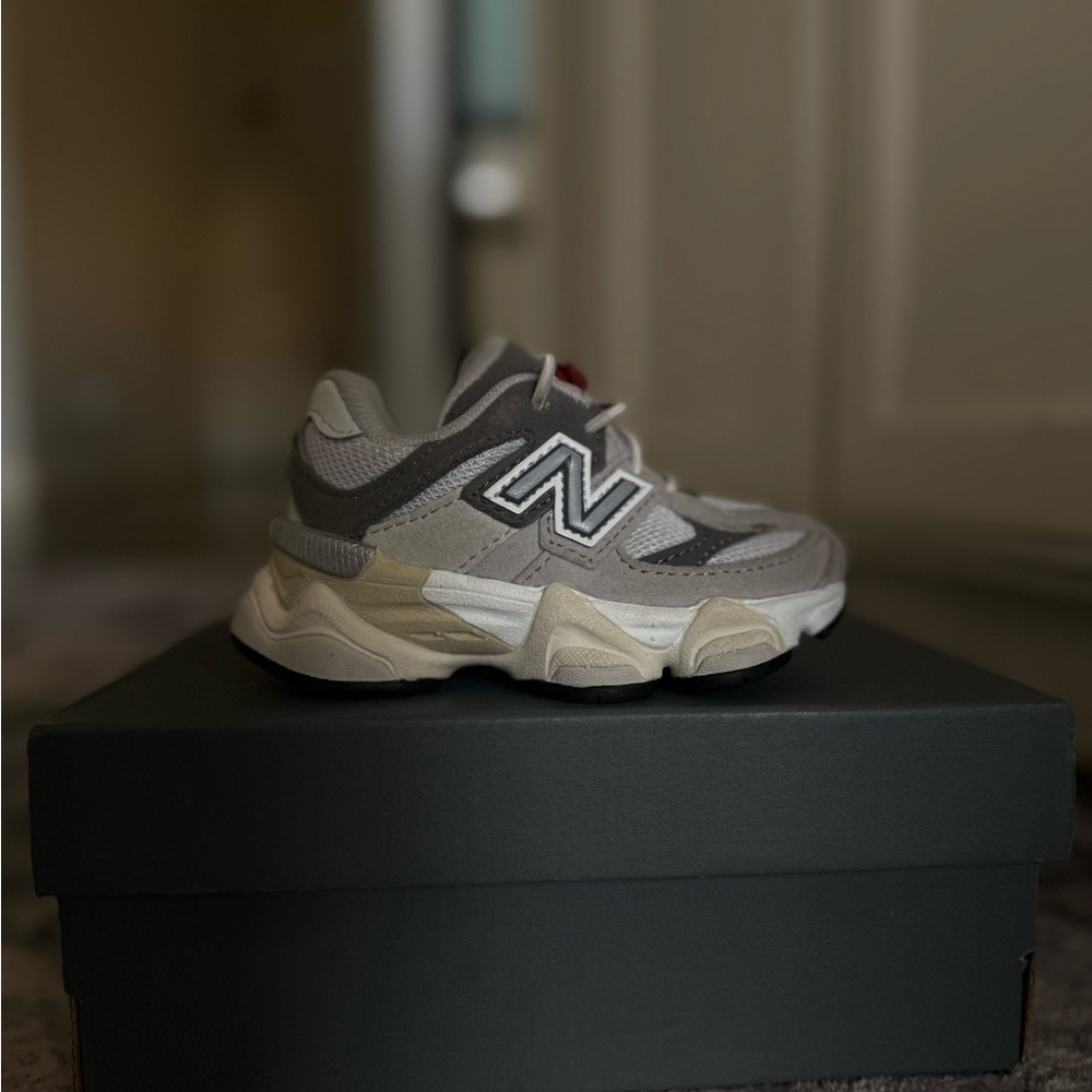 New Balance 9060 Unisex Baby's Sneakers in Gray and Cream (Size 5)